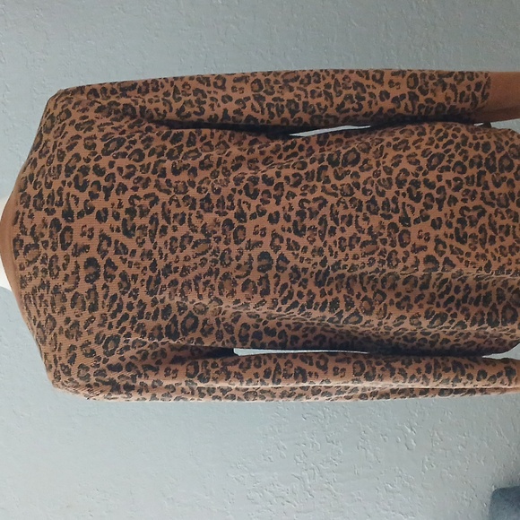 Time and Tru leopard print long sleeve - Picture 6 of 9